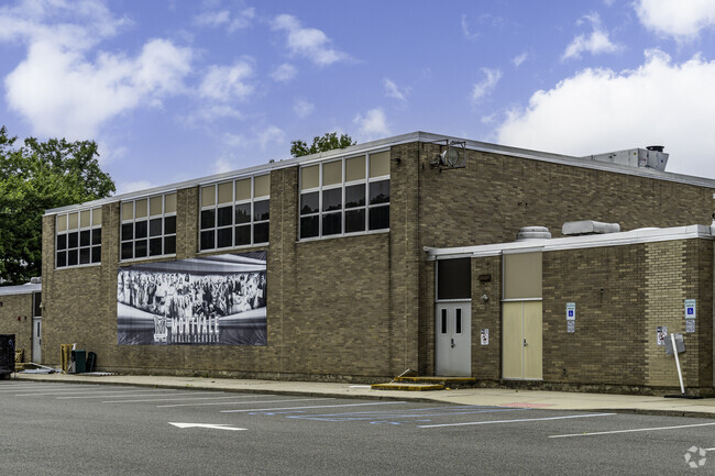 Fieldstone Middle School opens its doors to students in grades 5-8.