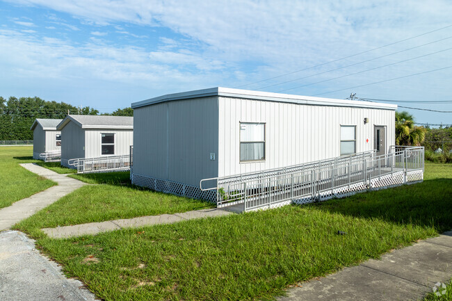 Dundee Elementary Academy offers a 16:1 student teacher ratio.