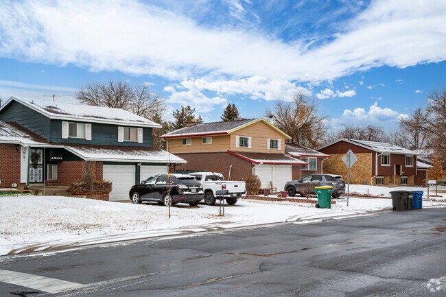 Two-story, split-level, and ranch style homes makeup Laredo Highline in Aurora, Colorado.