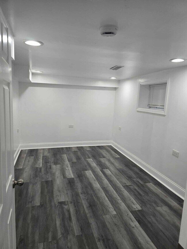 1935 Jackson Ave unit Basement, Evanston, IL 60201 - photo 6