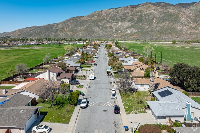 The College neighborhood of San Jacinto is close to shopping, dining, and Mt. San Jacinto College.