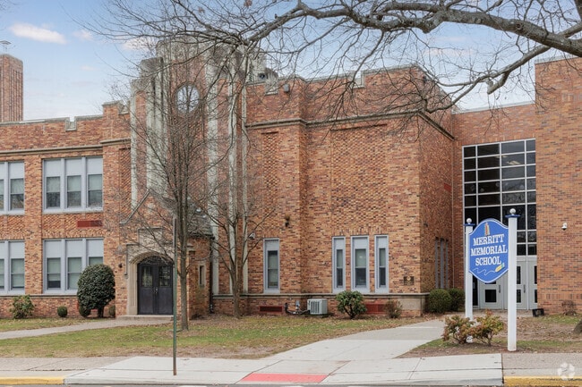 Merritt Memorial School in Cresskill, NJ has a student-teacher ratio of 10 to 1.