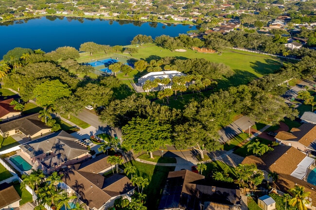 The Flamingo Gardens neighborhood in Cooper City, FL surrounds many green outdoor areas.