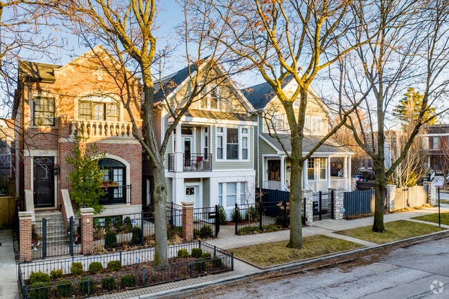 There is a variety of beautiful home styles in Roscoe Village.