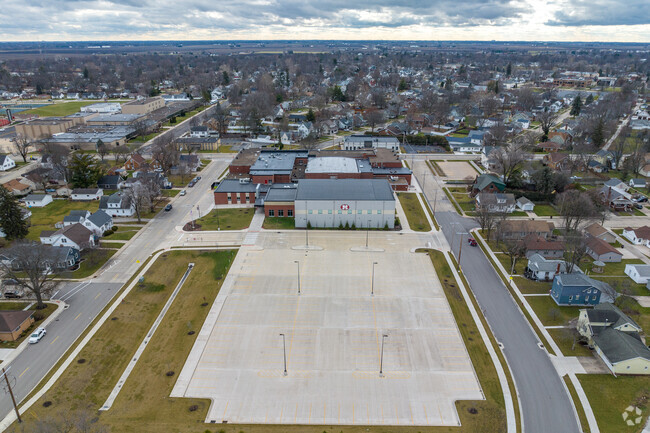 Morton Junior High School is located conveniently near a residential area.