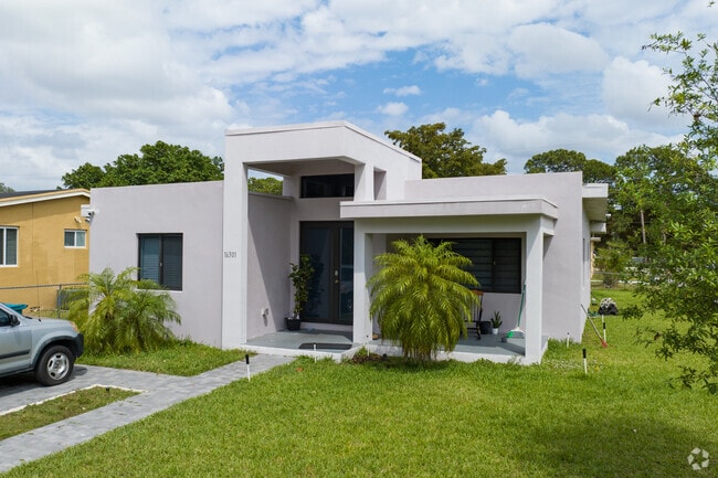 Home styles can vary in the Palmetto Lakes neighborhood.