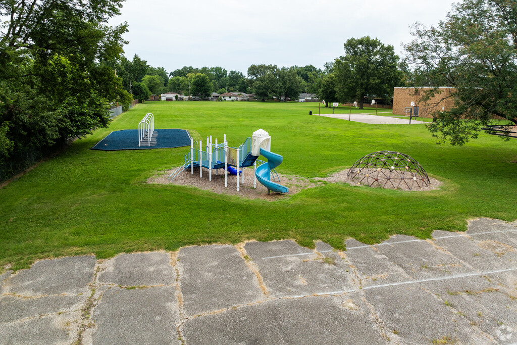 The student population of Fairlawn Elementary School is 422 and the school serves PK-5.