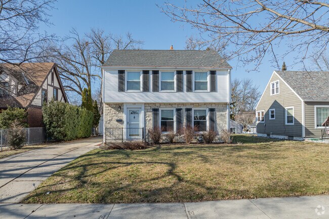 Find yourself in a beautiful Colonial style home in the Cannon Park neighborhood.