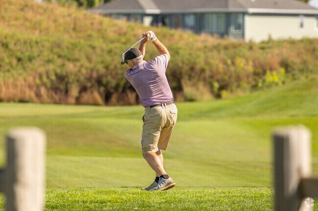 The nearby Osgood Golf Course offers a relaxed yet engaging golfing experience.
