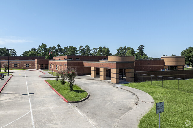 Salyers Elementary School has a 16:1 student to teacher ratio.