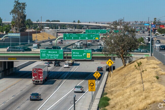 The Golden State Highway connects Benton Park with the rest of Bakersfield.