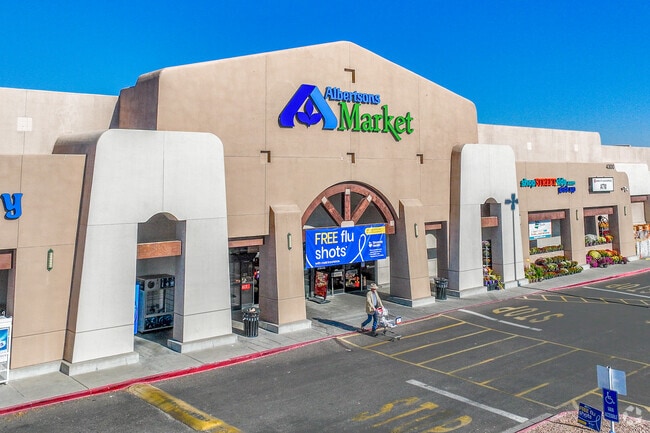 Albertsons Market is a convenient grocery option near Stonebridge Pointe.