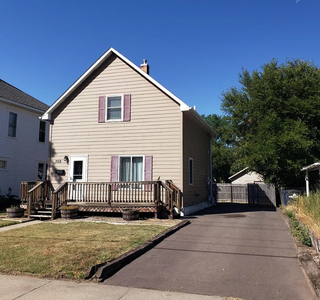 709 N Rowley St, Mitchell, SD 57301 - photo 2