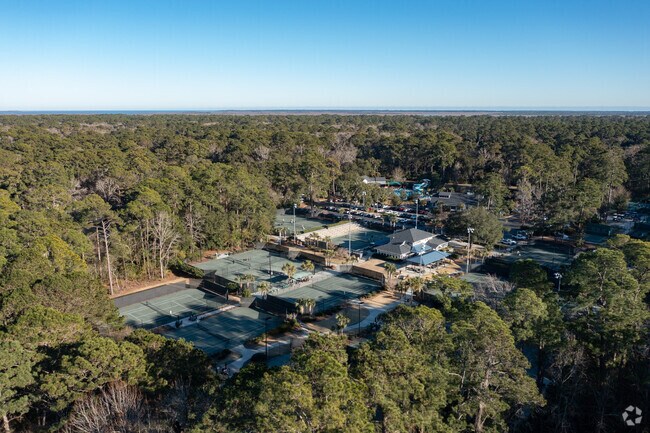 The Franklin Sports Complex on Skidaway Island features several tennis courts.