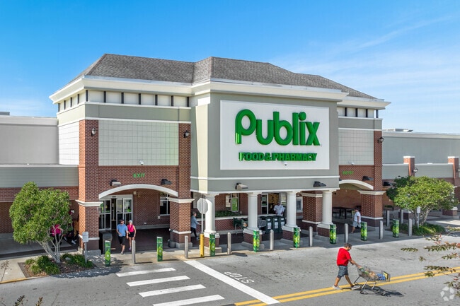 The Highland City
neighborhood has several grocery options.