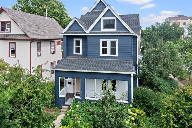 Upper unit (3 bed/1 bath)for rent