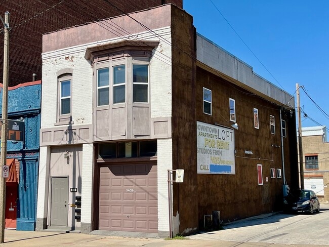 105 W Market St unit 2, Bloomington, IL 61701 - photo 2