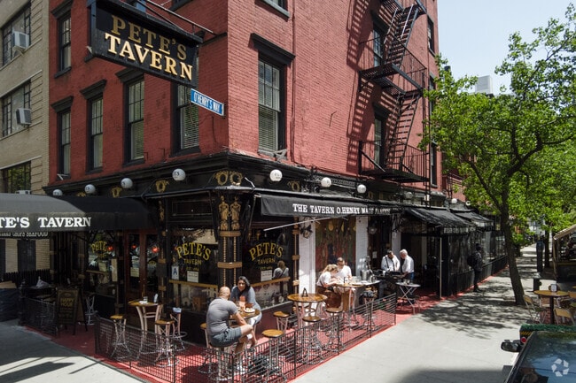 Pete's Tavern is the oldest operating bar and grill in Gramercy Park.