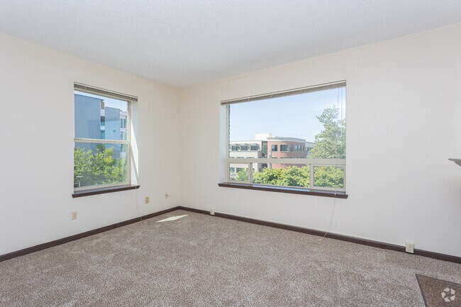 1BR, 1BA - 667SF - Living Room