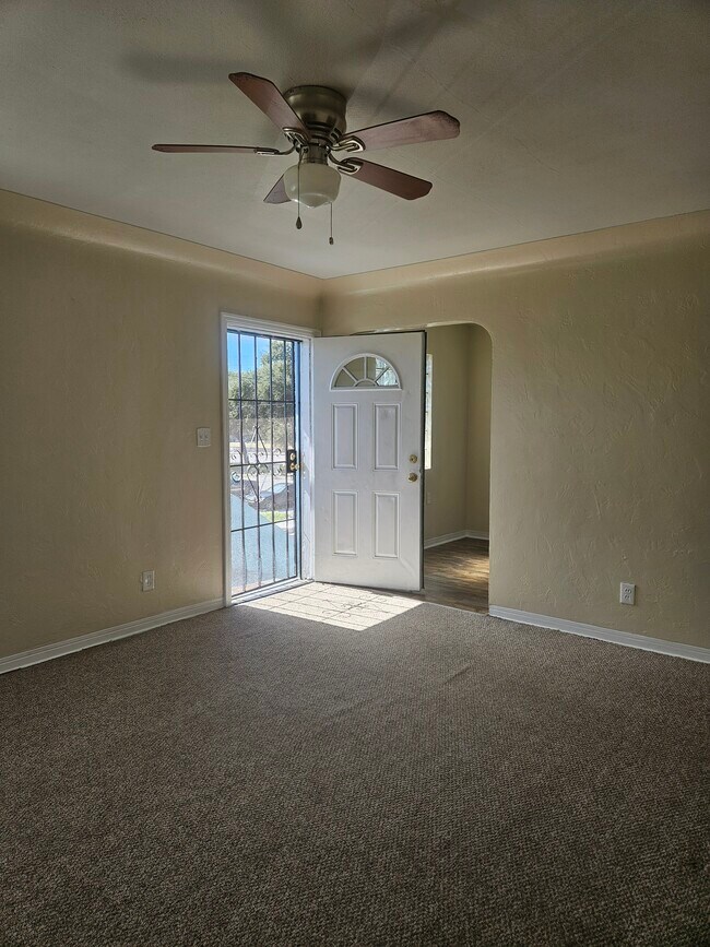 885 Paris Ave S unit B, Saint Petersburg, FL 33701 - photo 3