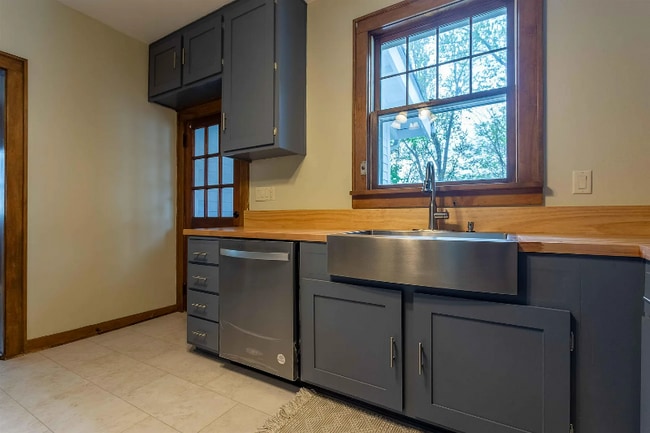 1215 Mt Pleasant St, Dubuque, IA 52001 - photo 7