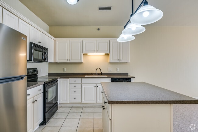 2BR, 2BA - 944SF - Kitchen