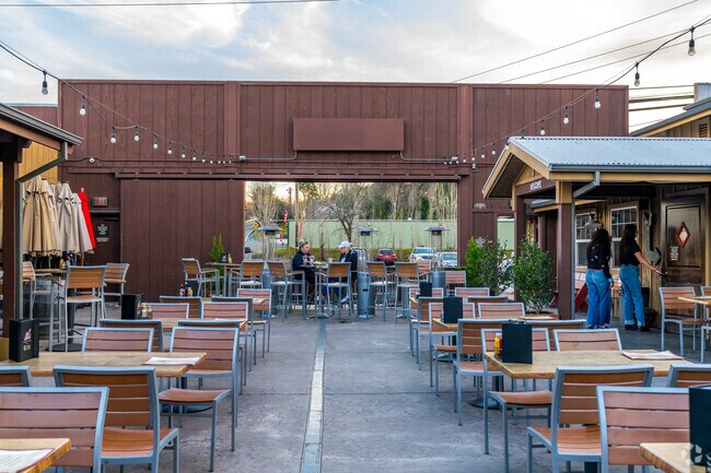 Diamond Springs eateries like Poor Red's Bar-B-Q offers outdoor dining options.