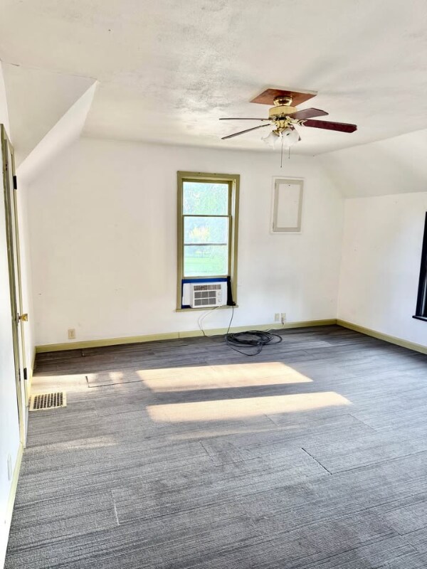 528 N 1st St unit 2, Marshalltown, IA 50158 - photo 2