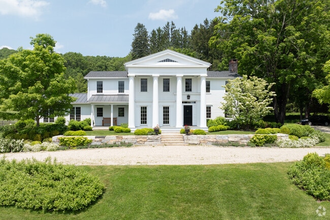 A large Colonial Revival for a large plot of land in North East.