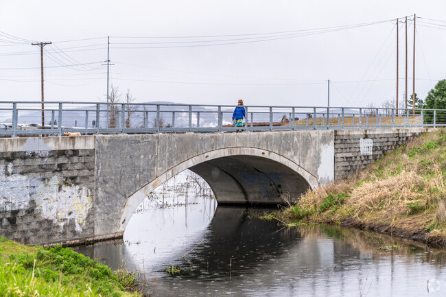 Booth Kelley Path Trailhead leads to paved trails and bridges in the Washburne District.
