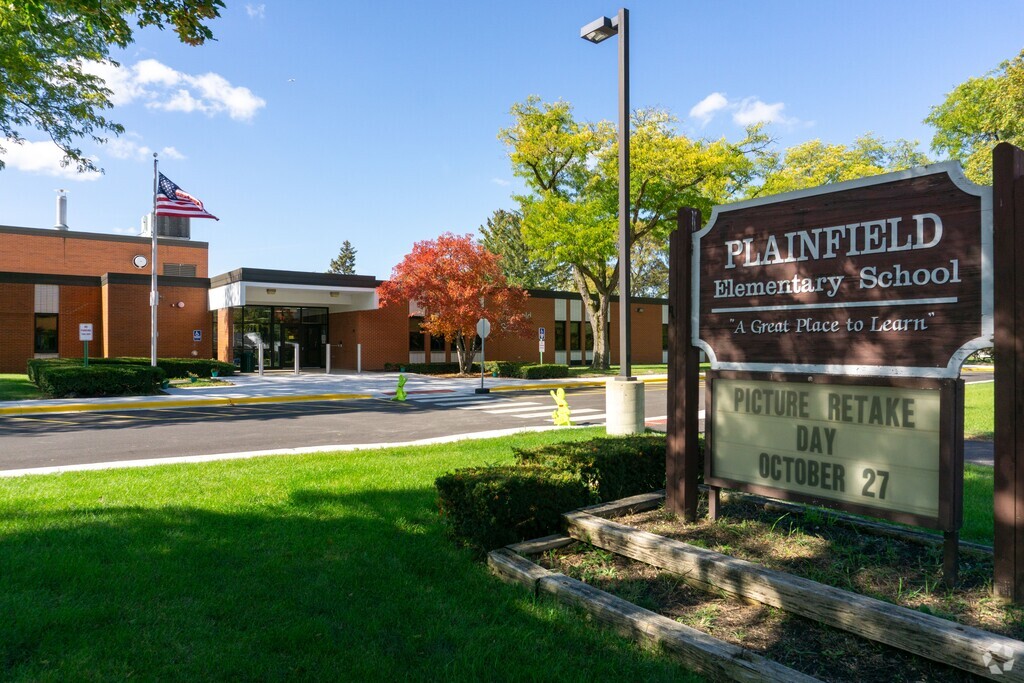 Plainfield Elementary School serves students in the Des Plaines community.