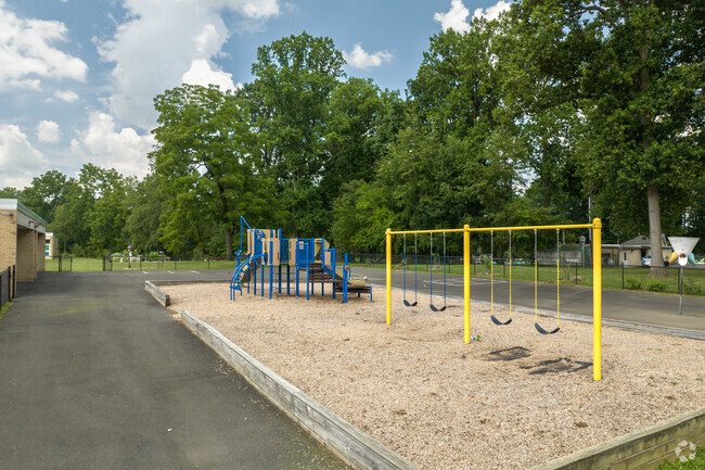 Thomas Fitzwater Elementary School has a student-teacher ratio of 13 to 1.