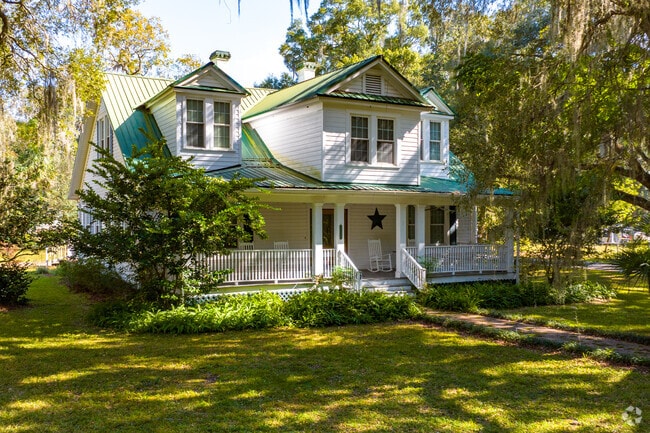 Large Southern Farm Houses are common throughout Citra.