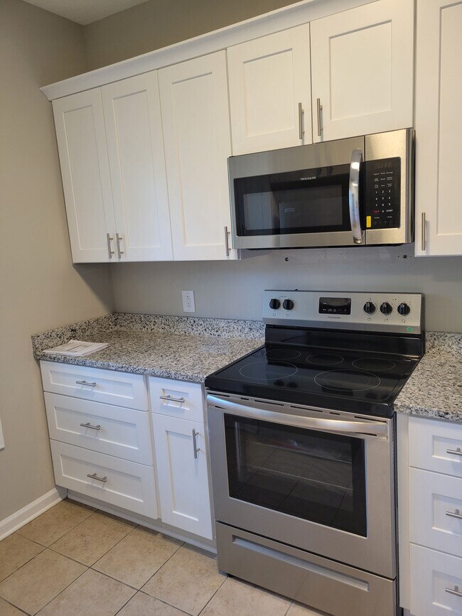 Abingdon Square Townhomes and Apartments 200500 Holly Pines Dr