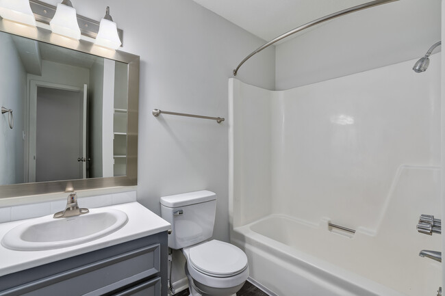 Dogwood - Bathroom