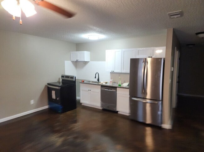 239 Hartfield Rd, Hattiesburg, MS 39402 - photo 2