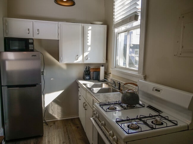 115 W 36th St unit 1 Bedroom 1 Bath, Savannah, GA 31401 - photo 4