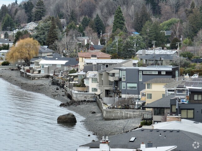 Many homes in Seaview are found on the shoreline of Elliott Bay.