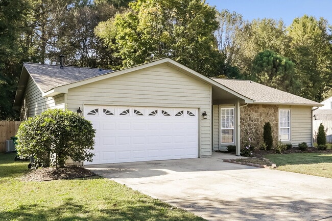 6502 Woodthrush Dr, Charlotte, NC 28227 - photo 3