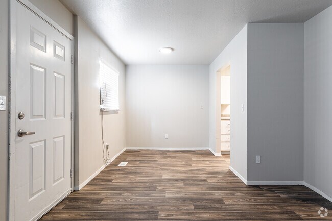 2BR, 2BA - 780SF