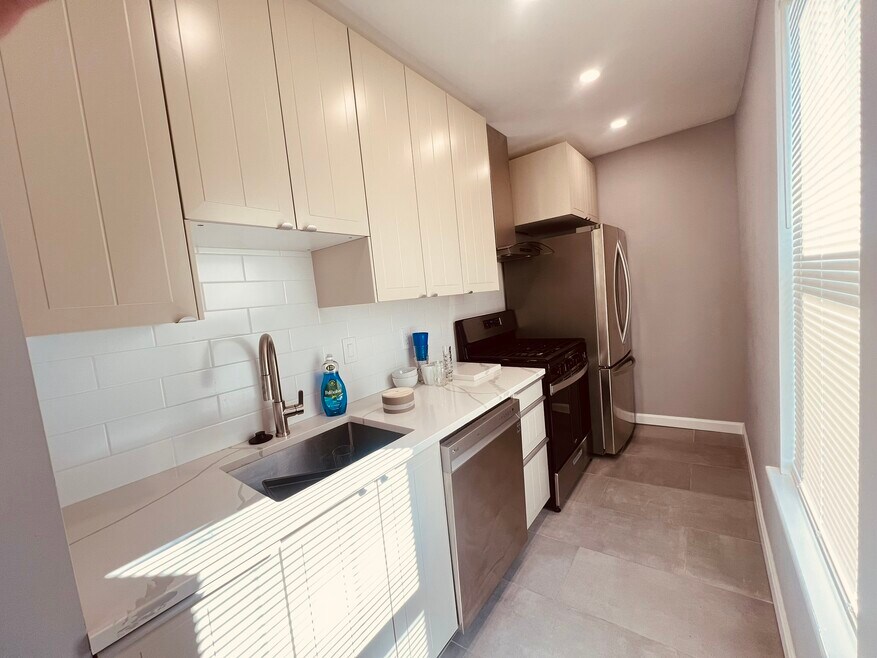 77 Manville Rd unit 3R, Woonsocket, RI 02895 - photo 1