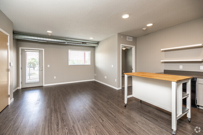 2BR, 2BA - Channel/980 SF