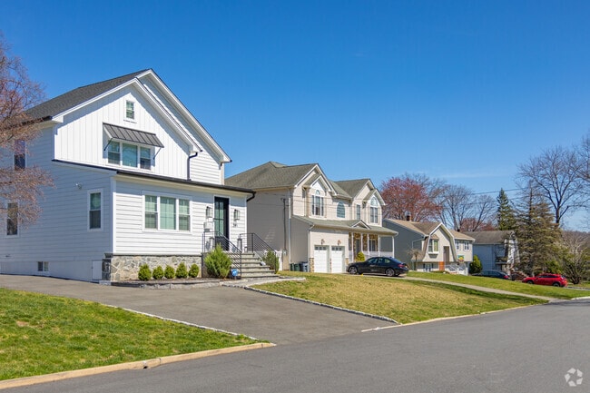 Nicely maintained homes and yards are common in Northvale, NJ.