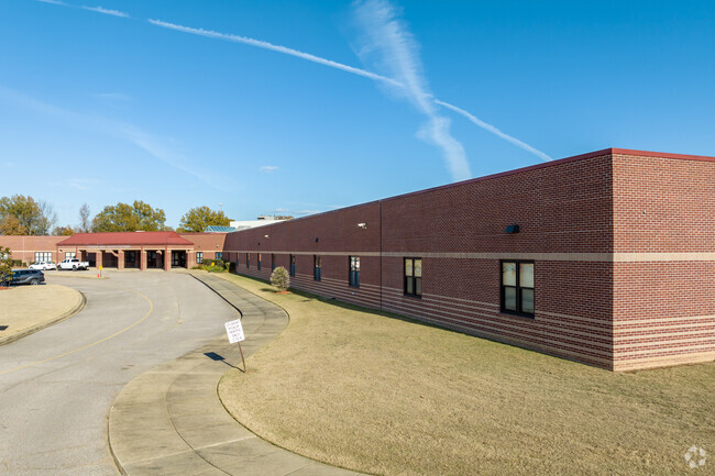 The circle drive at Center Hill Middle School makes pick-up and drop-off times a breeze.