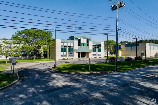 Deer Lakes Middle School serves students in the Frazer Township neighborhood.