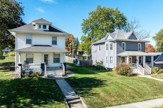 Many historic homes can be found in the central gridded streets of Williamsburg.