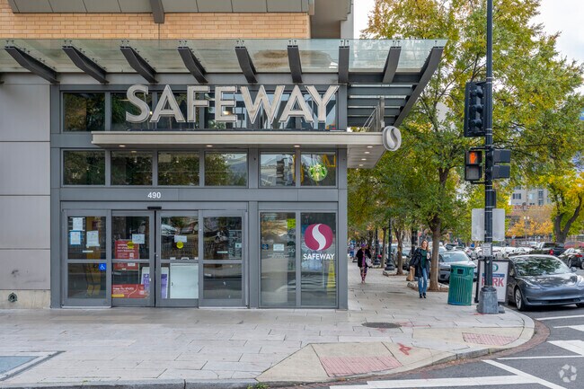 Downtown DC residents can do their shopping at Safeway.