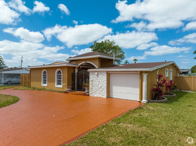 Ranch style homes commonly appear in terracotta colors in Biscayne Gardens East.