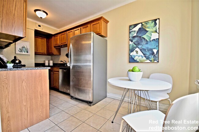 Warwick Condos unit 342, Brookline, MA 02446 - photo 6