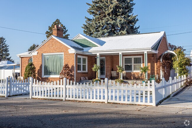 Some homes in Joaquin have small, fenced yards.